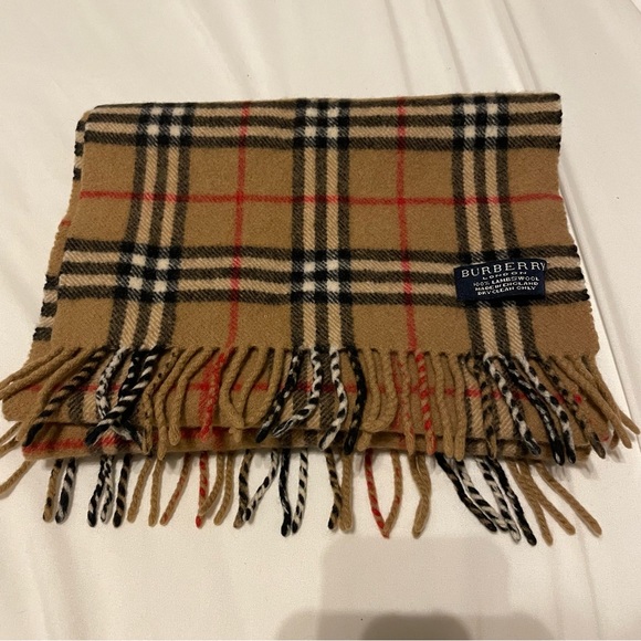 Authentic Burberry scarf - Picture 3 of 3